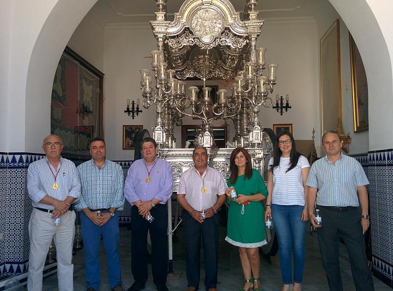Imagen Aqualia dona a la Hermandad del Rocío de La Palma 3.400 botellas de agua para los peregrinos